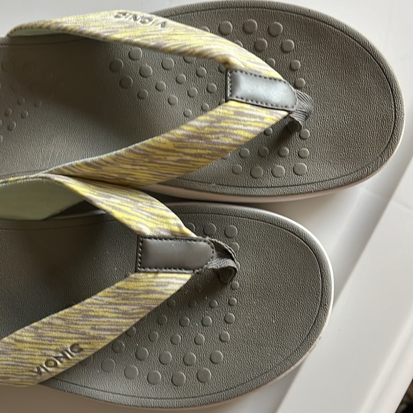 VIONIC Women’s Flip Flop Sandals!!  Size 10 / 41 - Picture 3 of 10